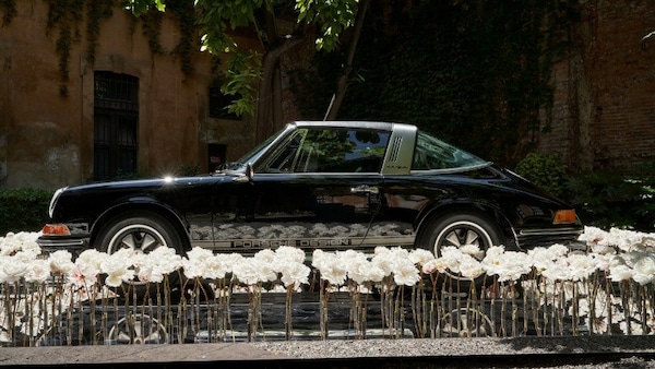 Porsche, una 911 del 1972 incanta la Milano Design Week