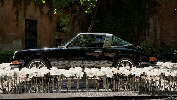 Porsche, una 911 del 1972 incanta la Milano Design Week