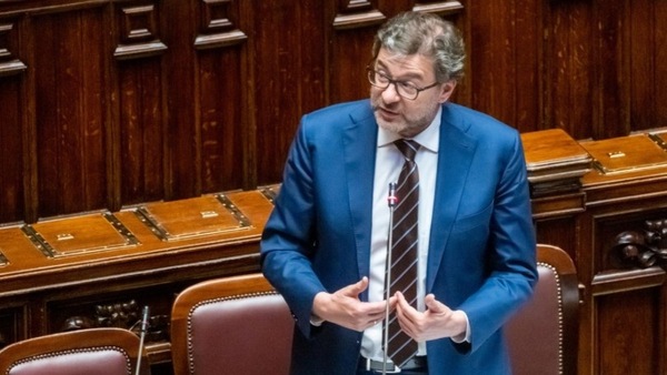 Stop all’endotermico, il Ministro Giorgetti tuona: “È l’eutanasia della nostra industria”