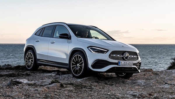 Mercedes GLA restyling 2023 accorcia la calandra