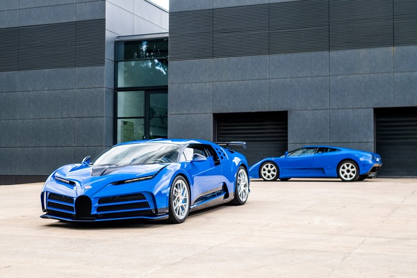 Bugatti Centodieci ed EB110 a Molsheim