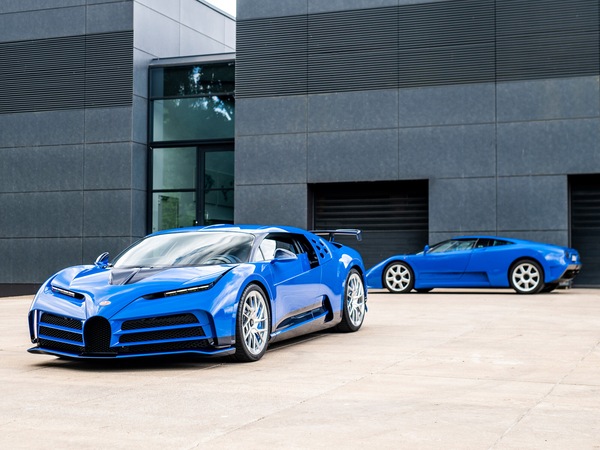 Bugatti Centodieci ed EB110 a Molsheim