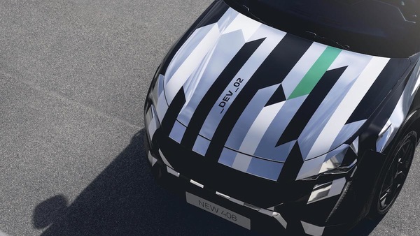 Peugeot 408 ibrida plug-in, eccola verso il debutto