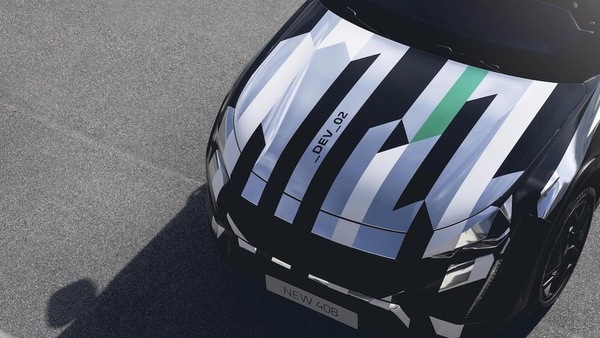Peugeot 408 ibrida plug-in, eccola verso il debutto