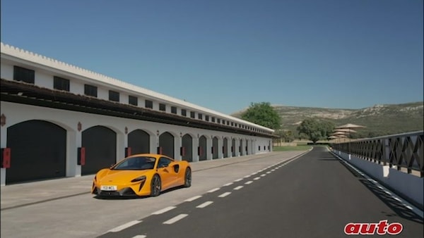 Nuova McLaren Artura: la prova esclusiva di AUTO sul Circuito Ascari