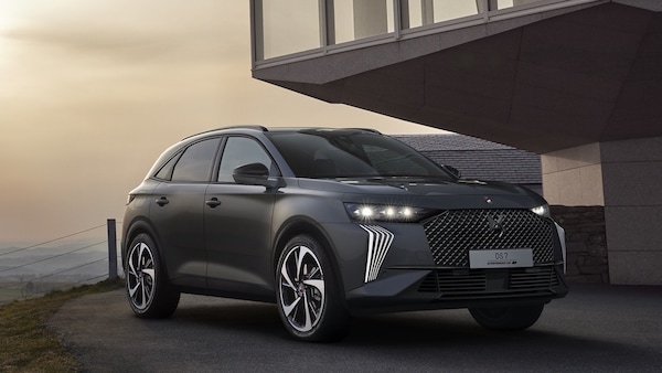 DS 7 restyling a tutto ibrido con le E-Tense, novità 360