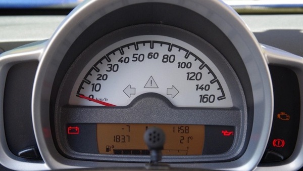 Il limitatore di velocità per le auto diventa obbligatorio: ecco da quando