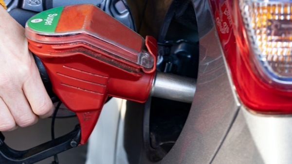 Caro carburanti, Giorgetti studia un nuovo taglio dei prezzi