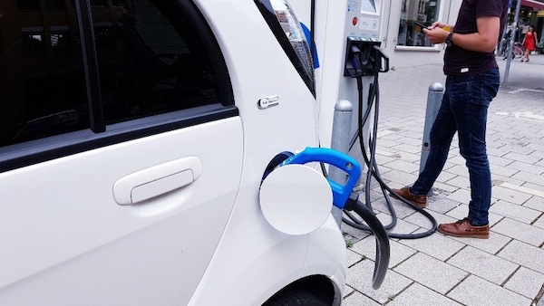 Incentivi auto, Milano stanzia altri 5 milioni di euro per chi vuole un'ibrida o un'elettrica