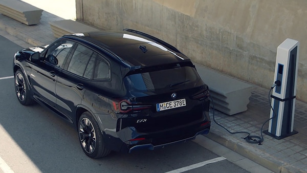 Auto elettriche, la Germania si prepara a dimezzare gli incentivi