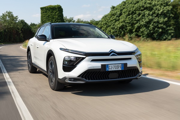Su Auto in edicola: Citroen C5 x, lo "squalo" è tornato