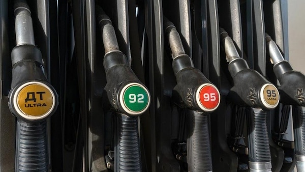 Caro carburanti, continua la discesa dei prezzi: la benzina al self è 1,833 euro al litro
