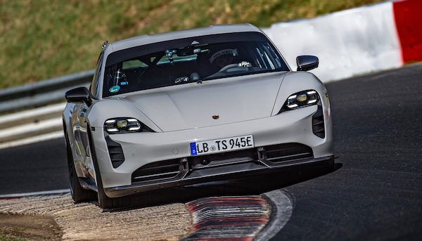 Porsche batte Tesla: nuovo record al Nurburgring per la Taycan Turbo S