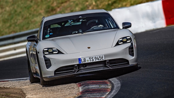 Porsche batte Tesla: nuovo record al Nurburgring per la Taycan Turbo S