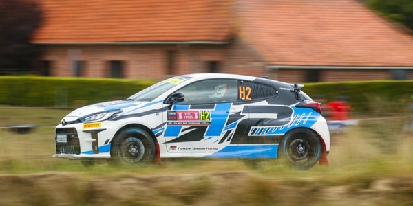 Akio Toyoda sulla GR Yaris H2 a idrogeno da apripista al rally del Belgio