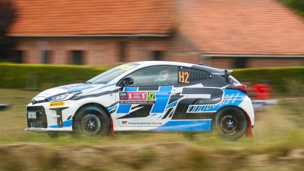 Akio Toyoda sulla GR Yaris H2 a idrogeno da apripista al rally del Belgio