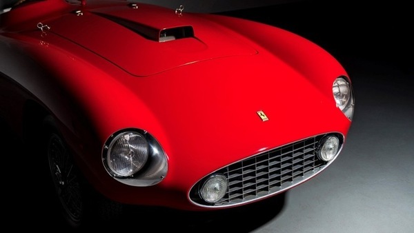 Ferrari protagonista della Monterey Car Week: esemplari venduti a cifre folli