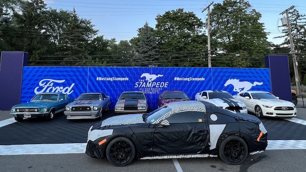 Nuova Ford Mustang prepara il debutto dell'ibrida