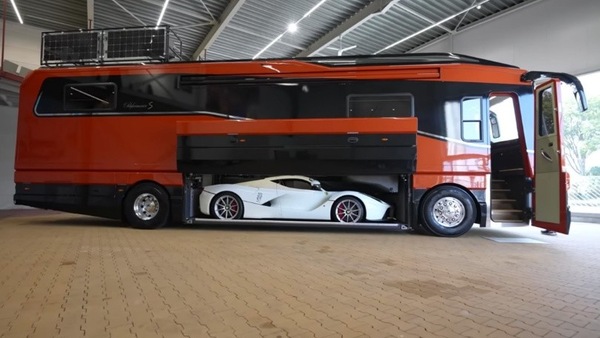 Performance S, il camper con una Ferrari in garage