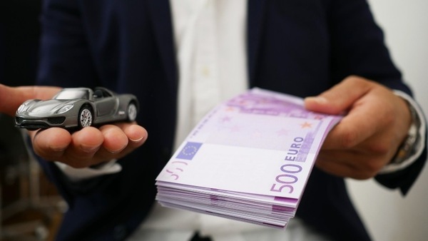 Batteria dell'auto elettrica scarica? Attenzione, sostituirla costa più della macchina!