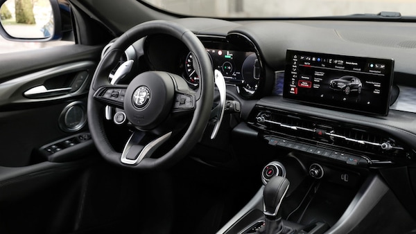 Alfa Romeo Tonale, il focus sulla tecnologia sul nuovo numero di Auto