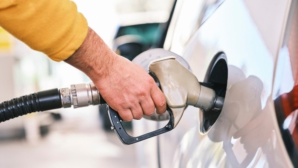 Caro benzina, i prezzi scendono con il self a 1,73 euro