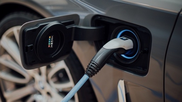 Piano UE anticonsumo: la ricarica a casa dell’auto elettrica è a rischio?