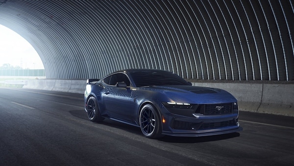 Nuova Mustang 2023, il V8 borbotta a distanza