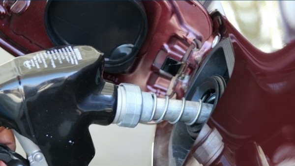 Caro carburanti, i nuovi prezzi: benzina mai così bassa dallo scorso anno