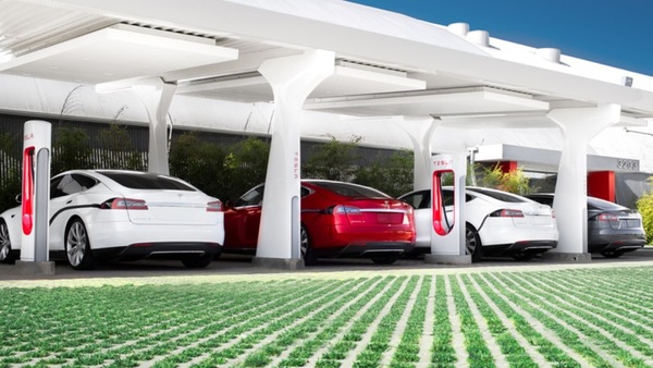 Crisi energetica, Tesla ai supercharger alza il prezzo a 0,66 €/kWh