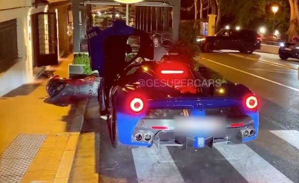 Che botto per LaFerrari da 3,5 milioni: si schianta contro gli scooter VIDEO