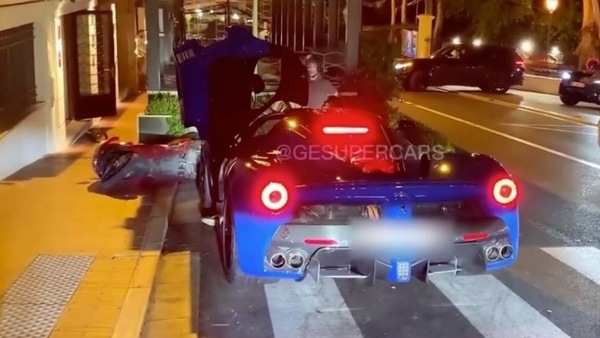 Che botto per LaFerrari da 3,5 milioni: si schianta contro gli scooter VIDEO