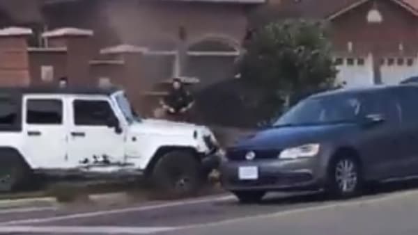 Prova a scappare dalla polizia, ma la fuga è un disastro