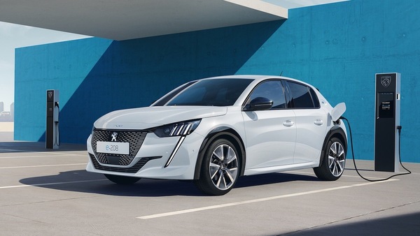 Peugeot 208 elettrica, più autonomia e cavalli nel 2023