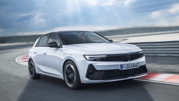Opel Astra Gse, sportiva in salsa ibrida plug-in: berlina e Sports Tourer
