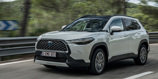 Toyota Corolla Cross sposa l'ibrido a ruote alte