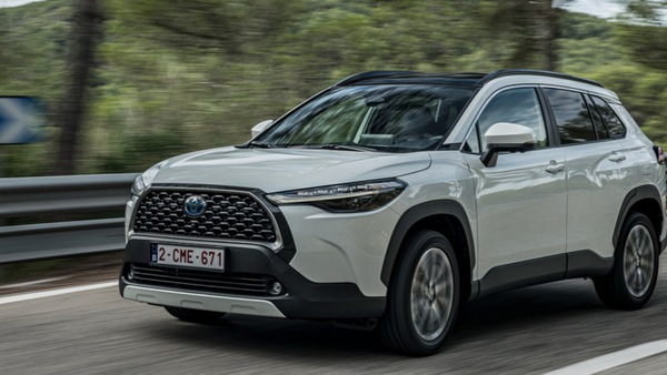 Toyota Corolla Cross sposa l'ibrido a ruote alte