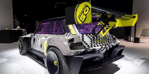 Renault R5 Turbo 3E, faccia a faccia con l'elettrica esagerata