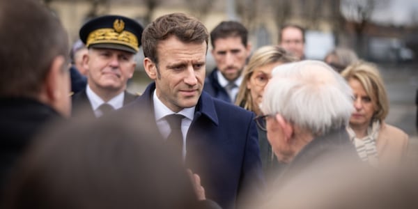 Francia, Macron: l'obiettivo è produrre un milione di elettriche entro il 2027