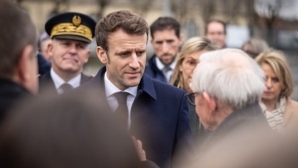 Francia, Macron: l'obiettivo è produrre un milione di elettriche entro il 2027