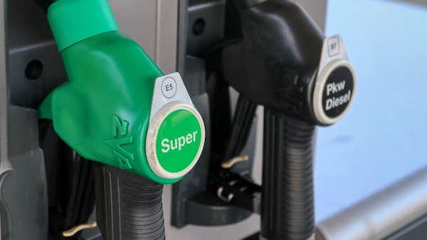 Caro benzina, prezzi in calo: il self scende sotto 1,7 euro/litro