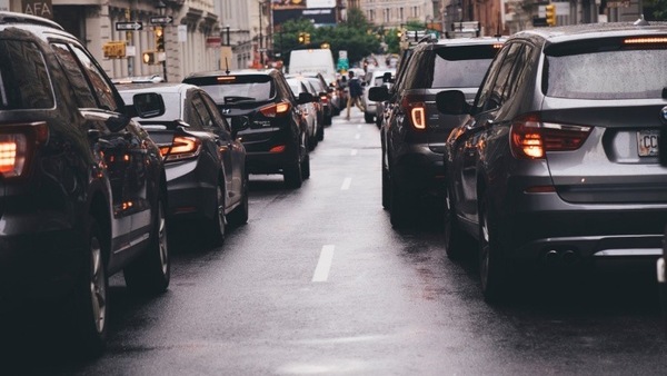 Ue, divieto di produrre auto a motore termico dal 2035: l’accordo è vicino