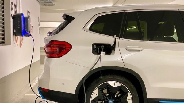 Auto a benzina e diesel: arriva lo stop ufficiale dal 2035