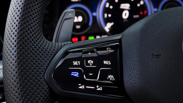 Volkswagen, marcia indietro sui tasti touch al volante: tornano i pulsanti