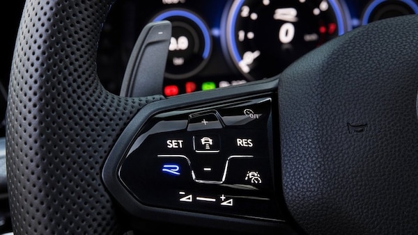 Volkswagen, marcia indietro sui tasti touch al volante: tornano i pulsanti