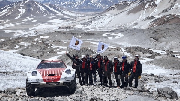 Porsche 911 conquista in fuoristrada il vulcano più alto al mondo