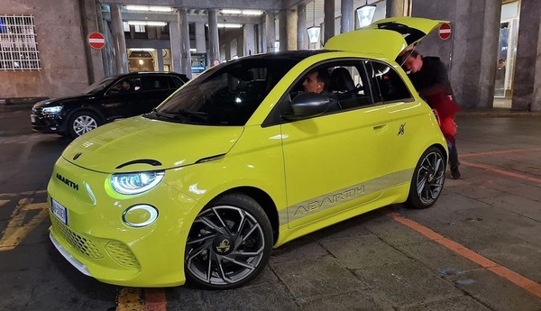 Abarth 500 elettrica, ecco le prime immagini della piccola sportiva