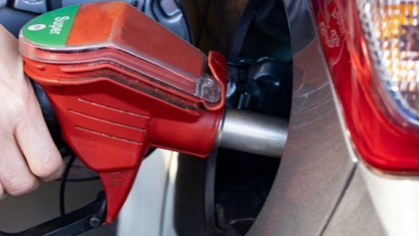Prezzo carburanti: benzina sale e Diesel scende. Ecco i prezzi