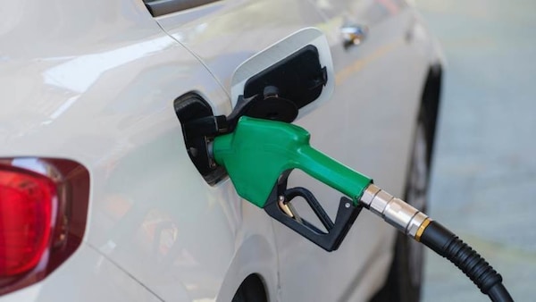 Carburanti, prezzi medi in calo