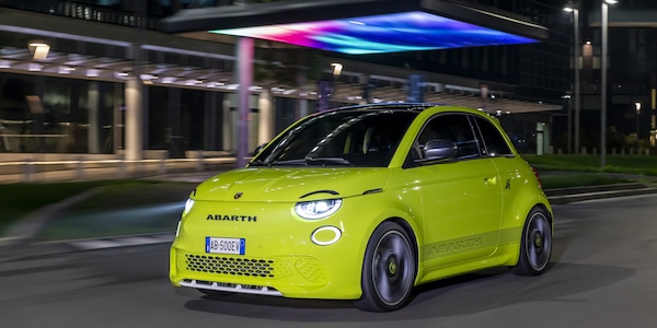 Nuova Abarth 500e: lo Scorpione si fa adrenalinico ed elettrizzante